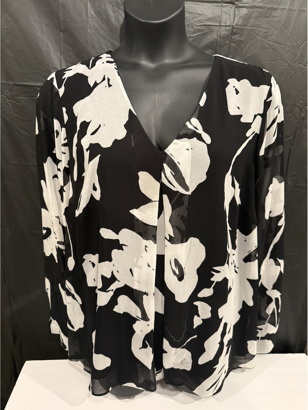 Calvin Klein Black and White Floral Blouse with V-Neck size XL